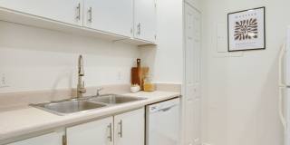 Cozy Condo Living in Tacoma's Desirable Highlands Community | Pool, Gym & Clubhouse Gallery 10