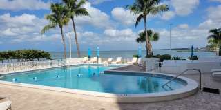 Beautifully renovated 2/2 condo downtown Sarasota with view of Bay! Gallery 33
