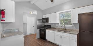 Charming 2BR House in San Antonio Gallery 1