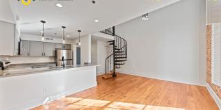 Charming 2/1 loft-style condo in the heart of Historic Downtown Charleston! Gallery 7