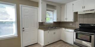 3 bedroom near Riverside Parks Trail!! Gallery 4