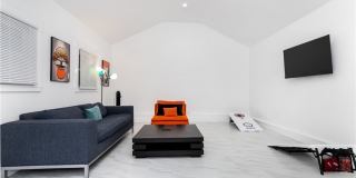 6008 Carlton Way Gallery 27