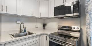Downtown Honolulu Condo - AC . W/D . Full Kitchen Gallery 10