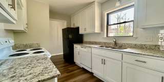 Cozy 2-Bedroom, 1.5 -Bathroom Home! Plus Car Porch! Gallery 4
