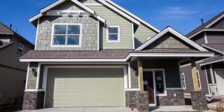 Newer SE Bend House w/A/C & Gas Heat, 3 Bdrms, 2.5 Baths, 2093 Sq Ft,  Gas Fireplace, Access to Pool Gallery 1