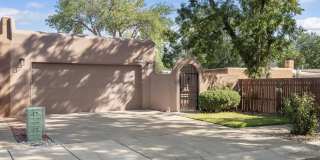 PENDING LEASE: Adorable Townhome, 2 Master Bedroom Suites to Patio Living PENDING LEASE: Adorable Townhome, 2 Master Bedroom Suites to Patio Living Gallery 1