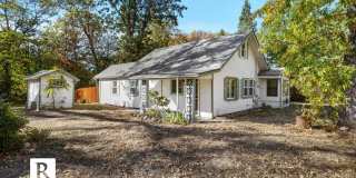 Beautiful 3 Bedroom Home on 1.25 Acres in Shady Cove Gallery 1