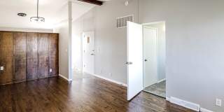 Top-Floor 2-Bedroom Apartment with Vaulted Ceilings! Gallery 1