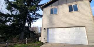 Large 4 Bed Split, Available Now! Pets Okay! Gallery 1