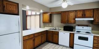 4 Bedroom 2 Bath Duplex in Iowa City Gallery 4