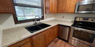 Easy commute to Downtown, West - 3 bedroom, 1.5 bath duplex with yard, garage Gallery 5
