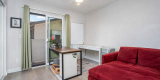 Beautiful 3 bed 2.5 baths "fully furnished" townhouse in the charming neighborhood of University Heights. Gallery 36