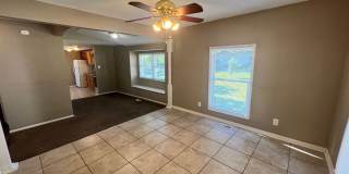 Cozy 2 Bedroom Home with Large Backyard Gallery 3
