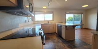 Bayview Condo 2 Bedrooms with Gas Fireplace  - S State St Gallery 7