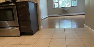 Spacious Top Floor 2 bed, Parking and utilities inc, Right in front of the train..  EASY CHOICE Gallery 8
