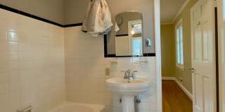 Spacious 4-Bedroom Single Family House in Baltimore Gallery 38