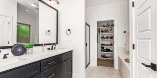 Custom Home Off Tiger Bend|Great Location Gallery 13