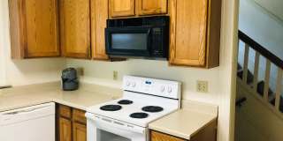 Large House w/ off-street parking & 3 BATHROOMS! Gallery 4