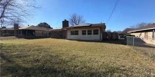 Spacious 3 Bedroom Home with Sunroom & Large Backyard Gallery 5