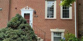Very well maintained 3BR 3.5BA 3 level Colonial Townhome with fully fenced yard Gallery 1
