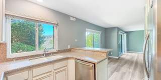 Spacious 2BD/2BA Condo in Hillcrest with Private Balcony, Community Pool & Tennis Court Gallery 5