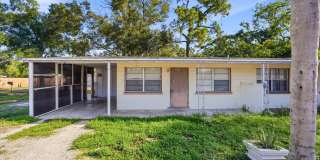 Cozy 1-Bedroom Corner Unit with Large Yard! Gallery 1