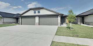 2 Bedroom 2 Bathroom 2 Car Garage Duplex close to Broadway Extension, a short distance from Edmond and easy access to downtown OKC Gallery 1