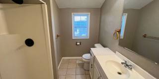 Cozy 2 Bedroom Home with Large Backyard Gallery 14