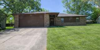 Spacious 3 bedroom w/ fenced yard Gallery 1