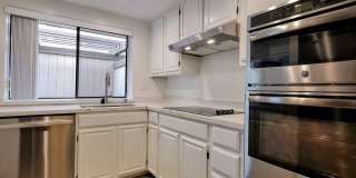 Remodeled 3bd 3-Story Townhouse With Attached Garage Gallery 1
