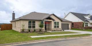 Beautiful 4 Bedroom Home with Covered Patio & Hill Country Views Gallery 1