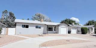Charming 3 Bedroom, 2 Bathroom NE ABQ Home. Refrigerated Air! Spacious backyard. Near Uptown Gallery 25
