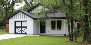 Beautiful 3 Bedroom / 2 Bath Home with Garage & Fenced Yard Gallery 1