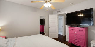 2 Bed 1 Bath Condo by UT and CapMetro Stop Gallery 17