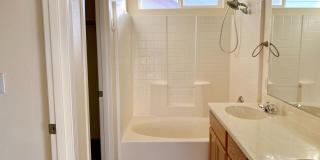Beautiful 3 bed 2.5 bath Home with 2 car garage Gallery 12