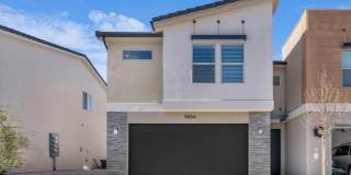 Stunning End-Unit in South Desert Townhomes Gallery 1