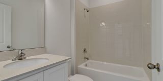 Like-New Ashton Woods Spacious 5BR 4BA, Prime Location Near I-4! Gallery 34