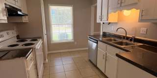 Spacious Home Freshly Painted and New Carpeted! Fully Fenced in Back Yard. Gallery 9