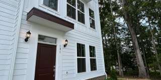 Luxury End-Unit Townhome with 2-Car Garage, Deck & Bonus Room – Available June 5! Gallery 1