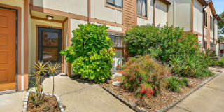 Beautifully Renovated 2‑Bed Townhome Beautifully Renovated 2‑Bed Townhome Gallery 1