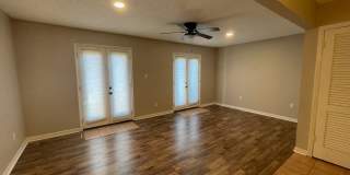 3 bed/1.5 bath townhome right off of I-49 Gallery 4