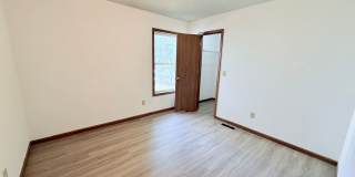 Great 3 Bed 2 Bath 2 Car Garage Flat Duplex- Pets ok! Gallery 11