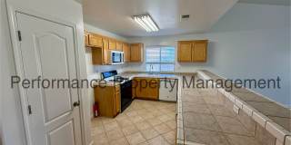 Stunning 5 Bed/2 Bath NW Bakersfield Home Gallery 6