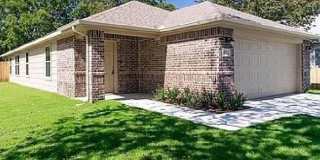 Spacious 3 bedroom, 2 bath available! Gallery 1