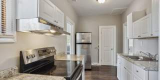 Large 2BR/1BA Downtown Home Walking Distance to Forsyth Park and Daffin Park Gallery 9