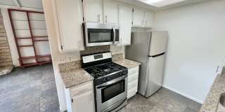 Spacious 2-Bedroom, 2-Bathroom Alamitos Beach Retreat Gallery 8
