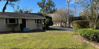 Spacious, bright 1-bedroom, 1-bath duplex with an enclosed porch, just minutes from Downtown Orlando. Gallery 1