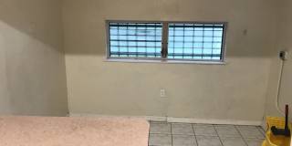 Nice 4-2 House with Central AC & Backyard Gallery 7