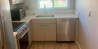 Remodeled, Upstairs 2BD / 1BA Condo Less Than 1/2 Mile From the Beach Gallery 4