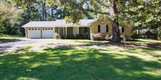 AVAILABLE NOW! - 3 Bedroom 2 Bathroom Open Floorplan Gallery 1